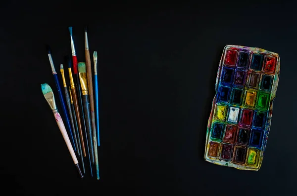 Pinceles Para Pintores Acuarela Sobre Fondo Madera Con Hoja Papel —  Fotos de Stock