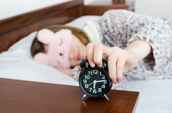 Giovane Ragazza Maschera Sonno Carino Spegne Sveglia Svegliarsi Mattina Una — Foto Stock