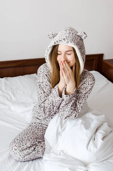 Jovem Feliz Desfrutando Manhã Ensolarada Menina Caucasiana Pijama Quente Bonito — Fotografia de Stock