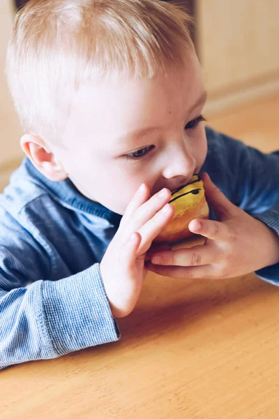 Küçük Çocuk Sarı Muzlu Donut Yiyor Çocuklar Için Lezzetli Yemekler — Stok fotoğraf