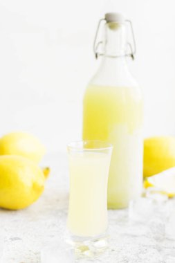 Geleneksel ev yapımı limonata limoncello ve taze narenciye. Limonlu İtalyan limoncello. İtalyan alkollü içeceği.