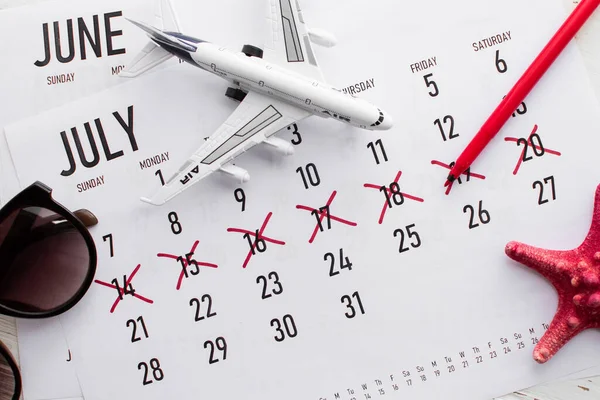 Urlaubsplanung Reisevorbereitung Urlaubsplan Auf Kalender Geschrieben Und Sonnenbrille Auf Weißem — Stockfoto