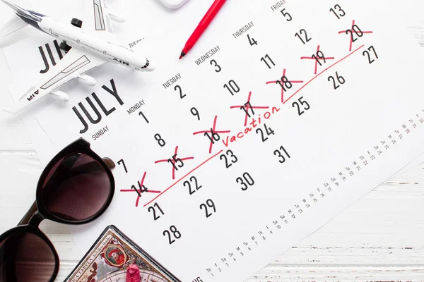 Urlaubsplanung Reisevorbereitung Reisepass Urlaubsplan Auf Kalender Geschrieben Und Sonnenbrille Auf — Stockfoto