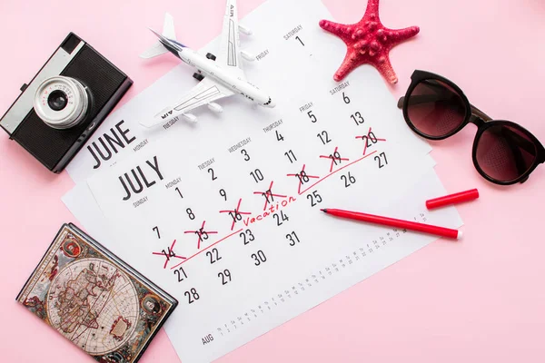 Urlaubsplanung Reisevorbereitung Kamera Reisepass Urlaubsplan Auf Kalender Und Sonnenbrille Auf — Stockfoto