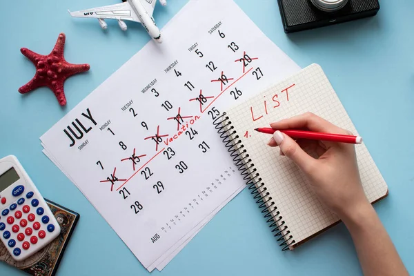 Mão Mulher Planejando Suas Férias Com Lista Viagem Planejador Caderno — Fotografia de Stock