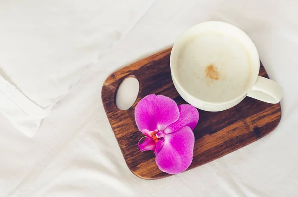 Kopje Koffie Cappuccino Met Bloem Houten Plank Een Bed Gezellige — Stockfoto