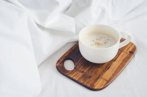 Kopje Koffie Cappuccino Met Bloem Houten Plank Een Bed Gezellige — Stockfoto