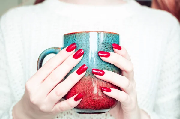 Een Vrouw Met Een Kopje Thee Koffie Vrouwelijke Handen Met — Stockfoto