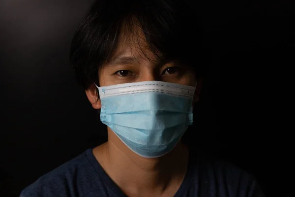 Man Bär Skyddande Ansiktsmask Mot Coronavirus Eller Covid Mörk Ton — Stockfoto