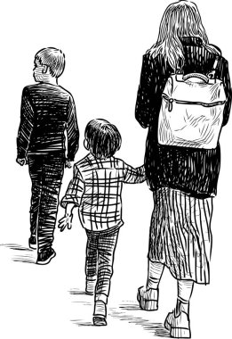 Çocuklarını bir yürüyüş üzerinde gidiş ile genç bir anne