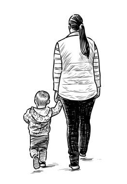 Çocuğu bir yürüyüş te yürüyen genç bir anne