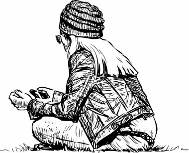 Bir şehir parkında çimenlikte dinlenen genç bir kasaba kadını.