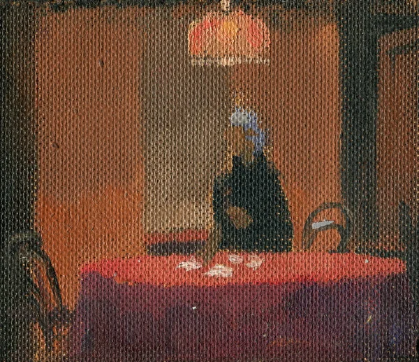 夜に彼女の部屋の丸いテーブルに座っている老婦人の段ボールの上に油のスケッチ — ストック写真