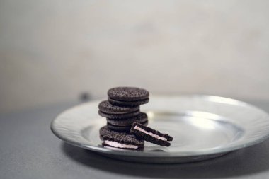 Bir tabakta birkaç çikolatalı kurabiye yakın, tatlı ve lezzetli