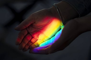 Ellerinle gökkuşağını yakala, olumlu düşün ve düşün. Kendine inan.