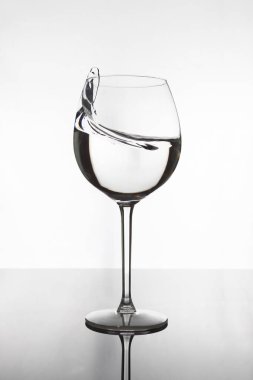 uzun bir şarap cam dışarı sıçramasına su