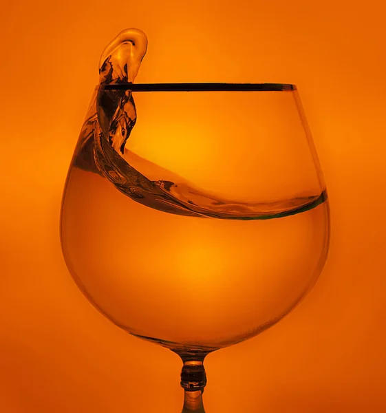 Voda Stříkající Sklenice Brandy — Stock fotografie