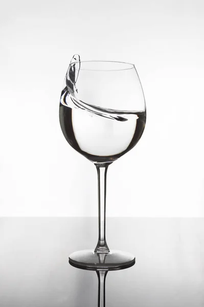 Water Spatten Uit Een Hoog Glas Wijn — Stockfoto