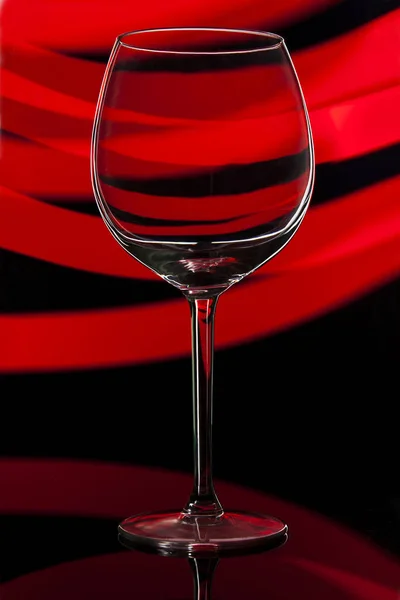 色付きの背景にワイングラス — ストック写真