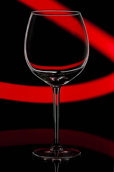 色付きの背景にワイングラス — ストック写真