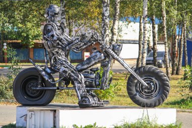 Bir motosiklet üzerinde bir bisikletçinin metal heykel