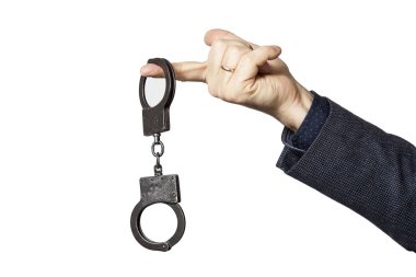İzole edilmiş beyaz bir arka planda polis kelepçeli bir erkek.
