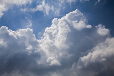 mavi beyaz bulutlar gökyüzünde