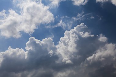 mavi beyaz bulutlar gökyüzünde