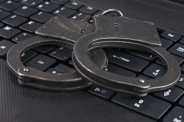 Сталеві Поліцейські Наручники Лежать Клавіатурі Ноутбука Simyoliziruya Боротьба Кіберзлочинністю — стокове фото