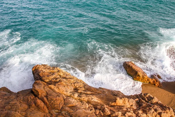泡沫蓝色的波浪冲击沿海悬崖 — 图库照片