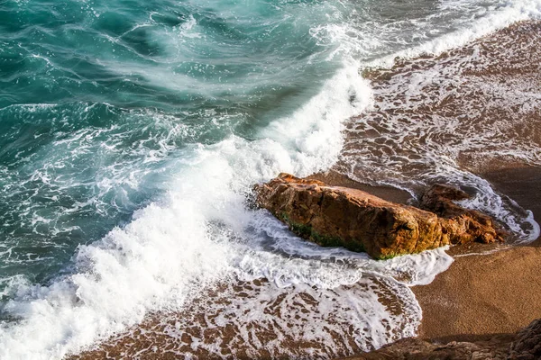 Agujero Marea Olas Azules Espumosas Que Estrellan Acantilados Costeros —  Fotos de Stock