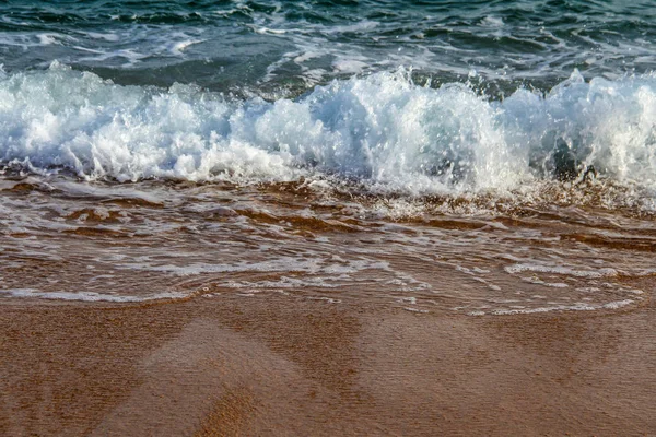 Приливная Волна Голубые Волны Летучими Мышами Катятся Песчаный Пляж — стоковое фото