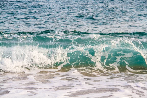 Agujero Marea Olas Azules Con Murciélagos Rodando Sobre Una Playa —  Fotos de Stock