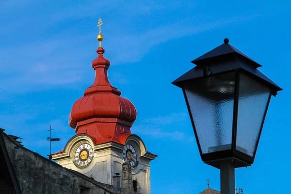 欧洲城市街道上的老青铜路灯 — 图库照片