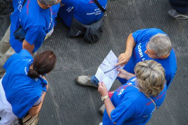 Florence, İtalya - 30 Eylül 2011: Büyük erkek ve kadın öğrenmek 