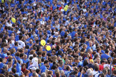 Florence, İtalya - 30 Eylül 2011: mavi T-shirt kişilik bir kalabalık şehrin sokaklarında boyunca geleneksel yıllık marathon katılmak için Piazza del Duomo, toplar