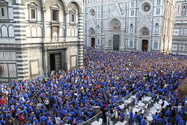 Florence, İtalya - 30 Eylül 2011: bir kalabalık insan mavi T-shirt Floransa sokaklarında boyunca yıllık maratonda katılacak olan