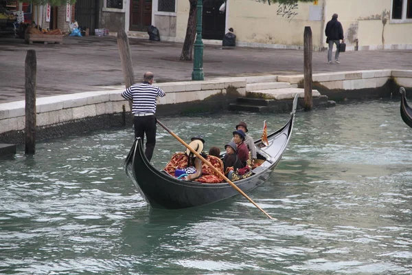 Venice Itália Outubro 2011 Grupo Turistas China Monta Gôndola Através — Fotografia de Stock