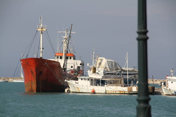 Контрабандный корабль, задержанный береговой охраной
