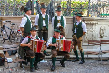 Salzburg, Avusturya - 23 Eylül 2011: Sokak Orkestrası Ulusal Avusturyalı şarkılar yapar