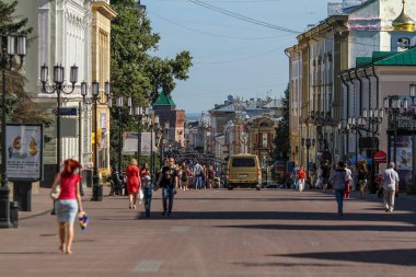 Nizhny Novgorod, Rusya Federasyonu - 18 Ağustos 2012: Turist ve yerleşik Nijniy Novgorod, yaya Bolshaya Pokrovskaya cadde boyunca yürümek