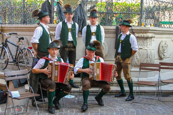 Salzburg, Avusturya - 23 Eylül 2011: Sokak Orkestrası Ulusal Avusturyalı şarkılar yapar