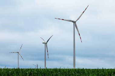 Rüzgar Çiftliği mavi gökyüzü karşı yeşil bir alanda