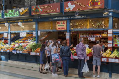 Budapeşte, Macaristan - 03 Haziran 2016: Alıcılar bir vitrin içinde belgili tanımlık merkez çarşı düşünüyorsanız.