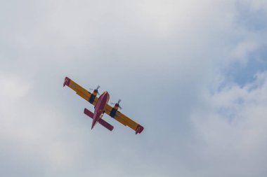 Uçak Yunanistan itfaiye su Zakynthos Adası dağlarında bir ateşe atmak için geliyor