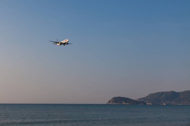 Zakintos, Yunanistan - 04 Eylül 2016: Yolcu gemisi Zakynthos Havaalanı adadan kalktıktan sonra deniz ve dağlar kazançlar irtifa arka plan üzerinde