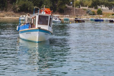 Zakintos, Yunanistan - 02 Eylül 2016: Küçük zevk tekne kaplumbağaları izlerken turist taşıyor. Taşıma-Koç