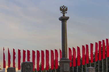 Stella ve kırmızı bayraklar Rostov-on-Don (Rusya istasyon Meydanı)