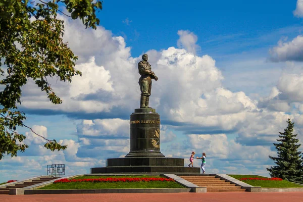 Anıt ünlü pilot Valery Chkalov Volga kıyısındaki şehir Nijniy Novgorod