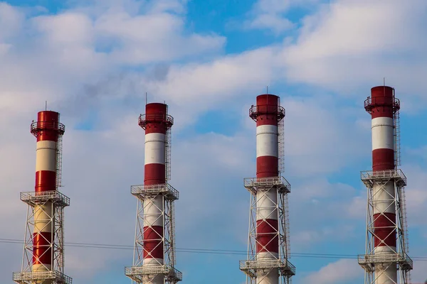 Cuatro Chimeneas Rayas Rojas Blancas Contra Cielo Nublado — Foto de Stock